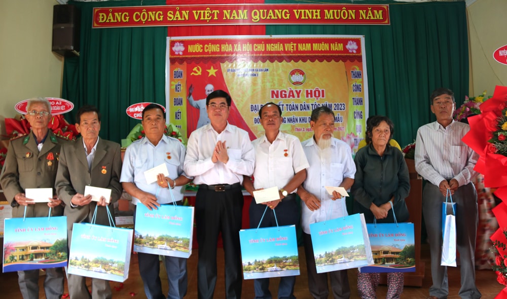 Phó Bí thư Thường trực Tỉnh ủy Lâm Đồng tặng quà cho các đảng viên có huy hiệu Đảng, gia đình có công với cách mạng, các hộ nghèo