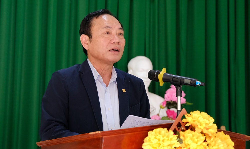 Đồng chí Nguyễn Văn Yên – Ủy viên Ban Thường vụ, Trưởng Ban Nội chính Tỉnh ủy chúc mừng những kết quả mà Tổ dân phố 1, thị trấn Di Linh đạt được