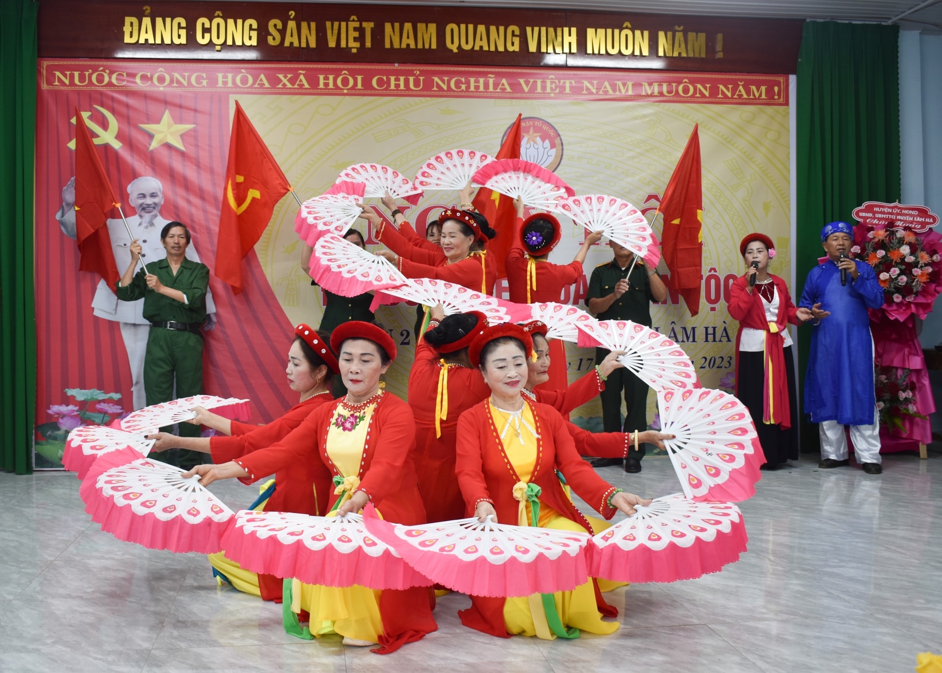 Văn nghệ chào mừng Ngày hội