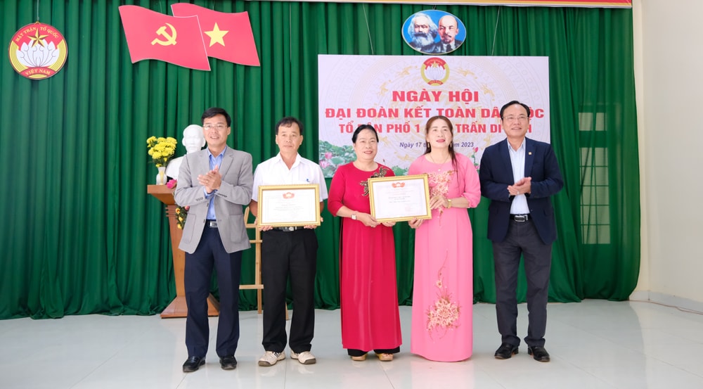 Đại diện lãnh đạo tỉnh và lãnh đạo huyện trao bằng khen của Ủy ban MTTQ Việt Nam tỉnh và giấy công nhận Khu dân cư kiểu mẫu cho Tổ dân phố 1, thị trấn Di Linh