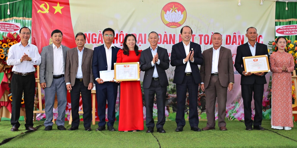 Lãnh đạo tỉnh Lâm Đồng trao quyết định công nhận Thôn 4 đạt “Khu dân cư kiểu mẫu” và tặng Bằng khen của Uỷ ban MTTQ Việt Nam tỉnh cho Thôn 4 về đạt thành tích xuất sắc trong thực hiện cuộc vận động “Toàn dân xây dựng nông thôn mới, đô thị văn minh” năm 2023
