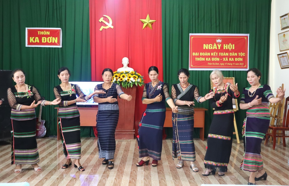 Bà con thôn Ka Đơn trình diễn điệu múa Aria truyền thống