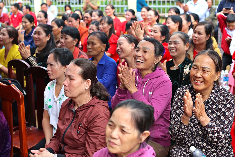 Bà con nhân dân xã Lộc Tân tham gia ngày Đại đoàn kết toàn dân tộc