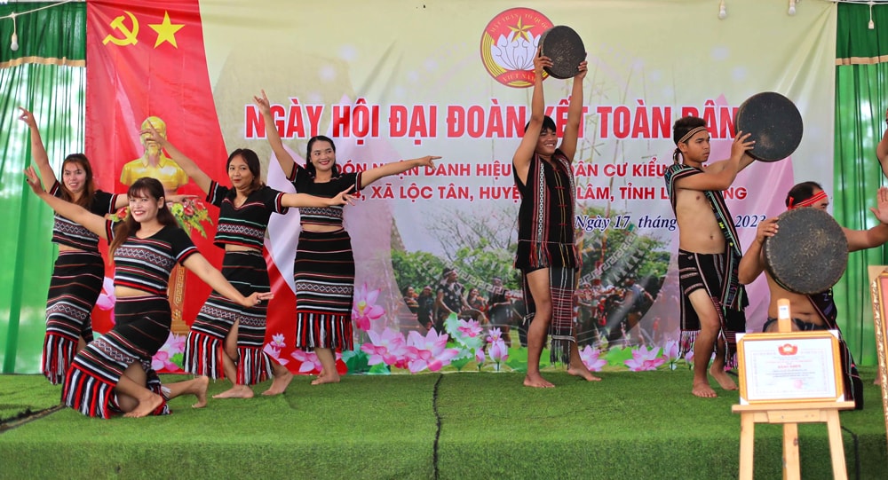 Nhân dân Thôn 4, xã Lộc Tân biểu diễn văn nghệ trong Ngày Đại đoàn kết dân tộc
