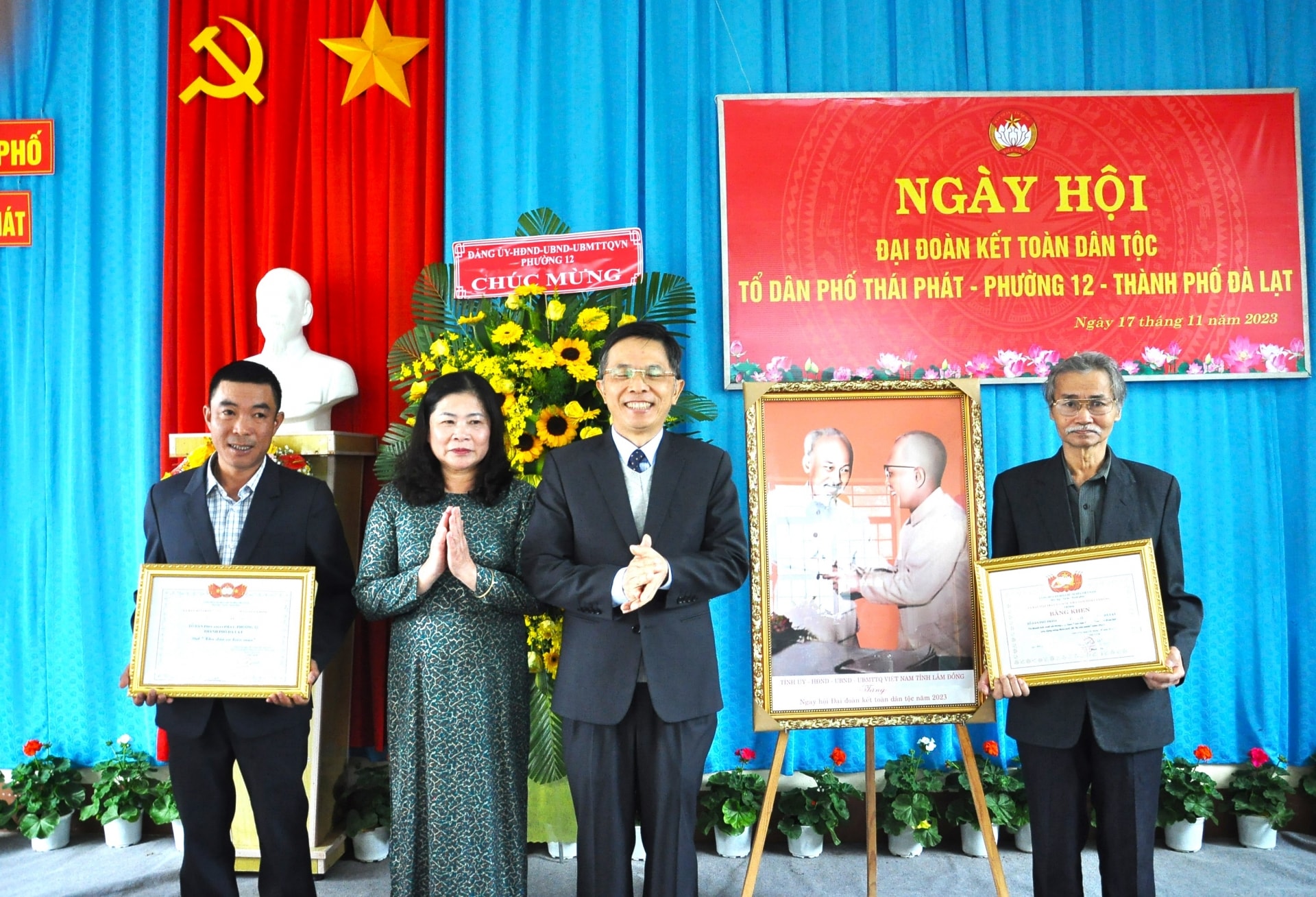 Đồng chí Đặng Trí Dũng - Bí thư Thành ủy Đà Lạt trao quyết định công nhận Khu dân cư kiểu mẫu và Bằng khen của Ủy ban MTTQ Việt Nam tỉnh cho đại diện Tổ dân phố Thái Phát