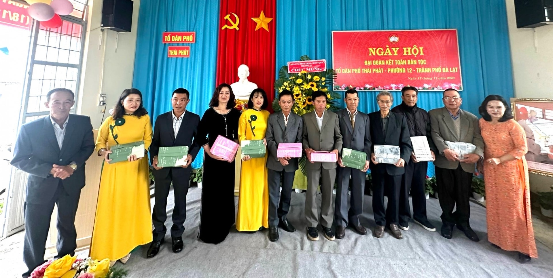 Tổ dân phố Thái Phát biểu dương các hộ dân tiêu biểu trong tổ
