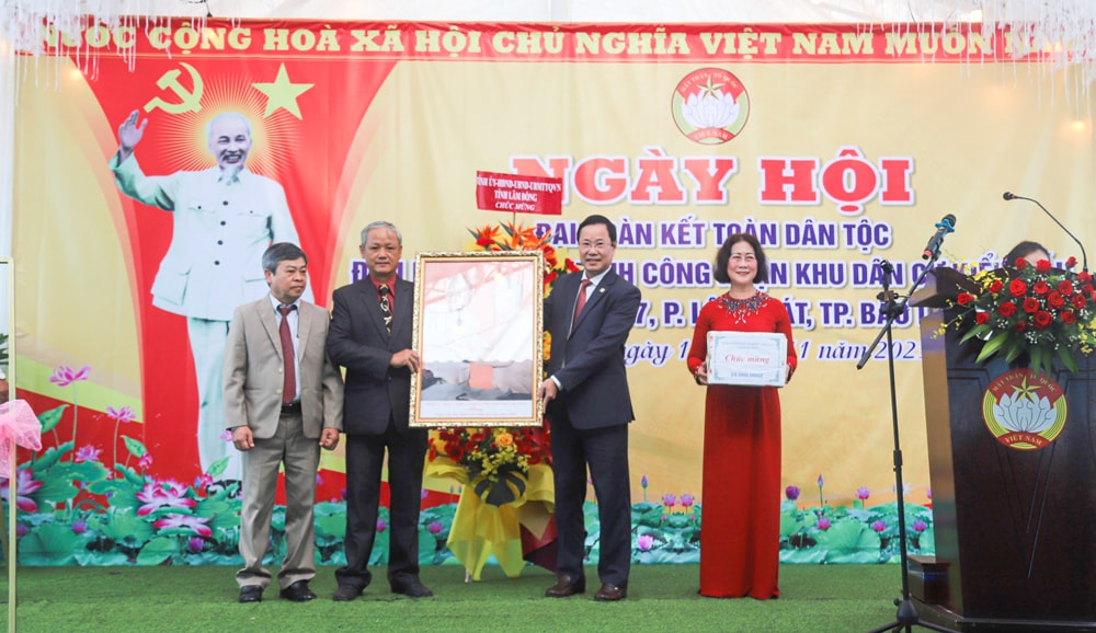 Chủ tịch Ủy ban MTTQ Việt Nam tỉnh Lâm Đồng Phạm Triều trao tặng bức ảnh Bác Hồ và Bác Tôn cho cán bộ, Nhân dân Tổ dân phố 7, phường Lộc Phát
