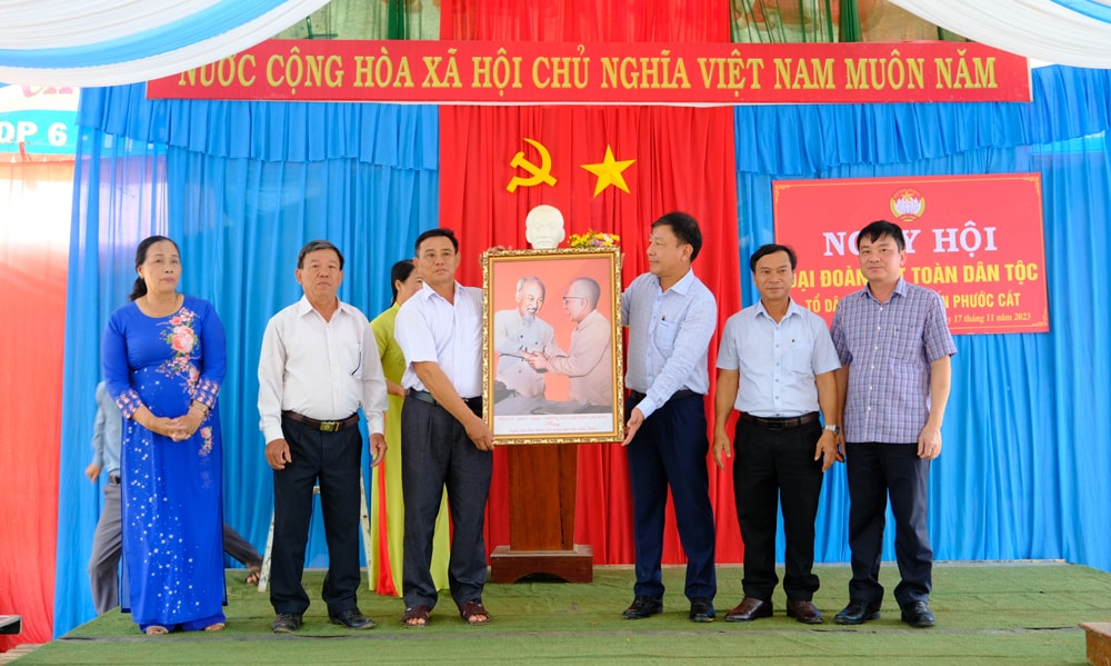 Đồng chí Bùi Thắng - Ủy viên Ban Thường vụ, Trưởng Ban Tuyên giáo Tỉnh ủy trao tặng bức tranh Bác Hồ - Bác Tôn cho nhân dân Tổ dân phố 7