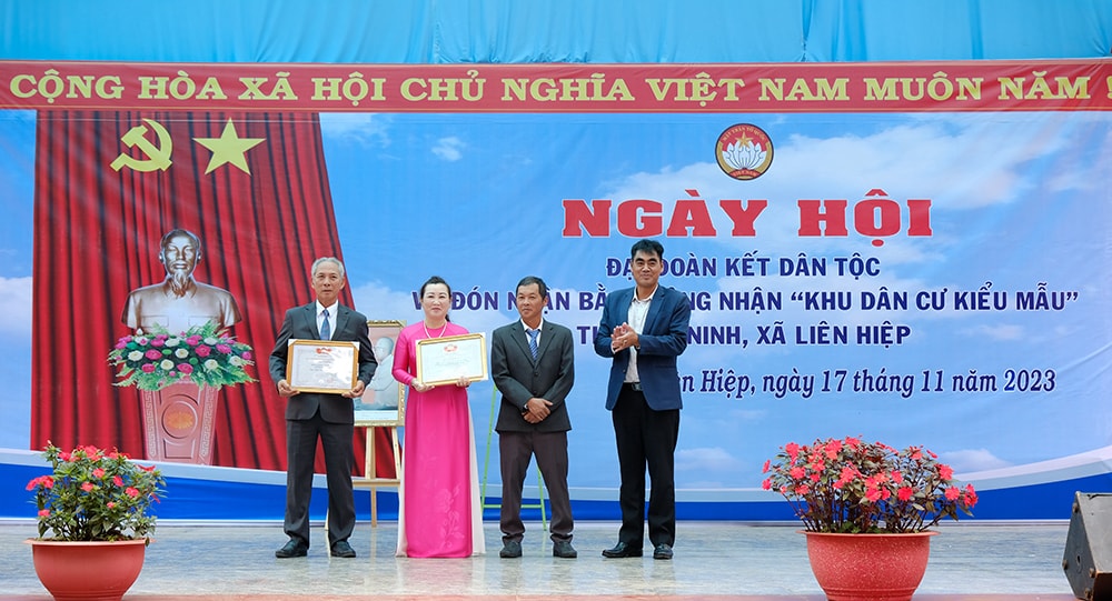 Đồng chí Bon Yô Soan – Phó Chủ tịch Ủy ban MTTQ Việt Nam tỉnh trao quyết định công nhận Khu dân cư kiểu mẫu và tặng Bằng khen của Ủy ban MTTQ Việt Nam tỉnh cho nhân dân thôn An Ninh