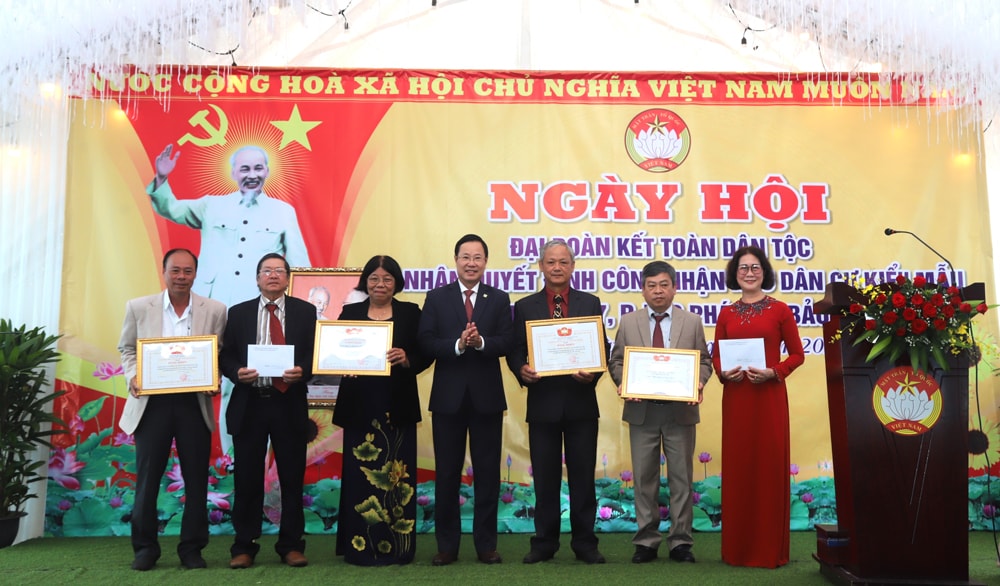 Chủ tịch Ủy ban MTTQ Việt Nam tỉnh Lâm Đồng Phạm Triều trao Quyết định công nhận Khu dân cư kiểu mẫu và Bằng khen của Ủy ban MTTQ tỉnh cho cán bộ, Nhân dân Tổ dân phố 7