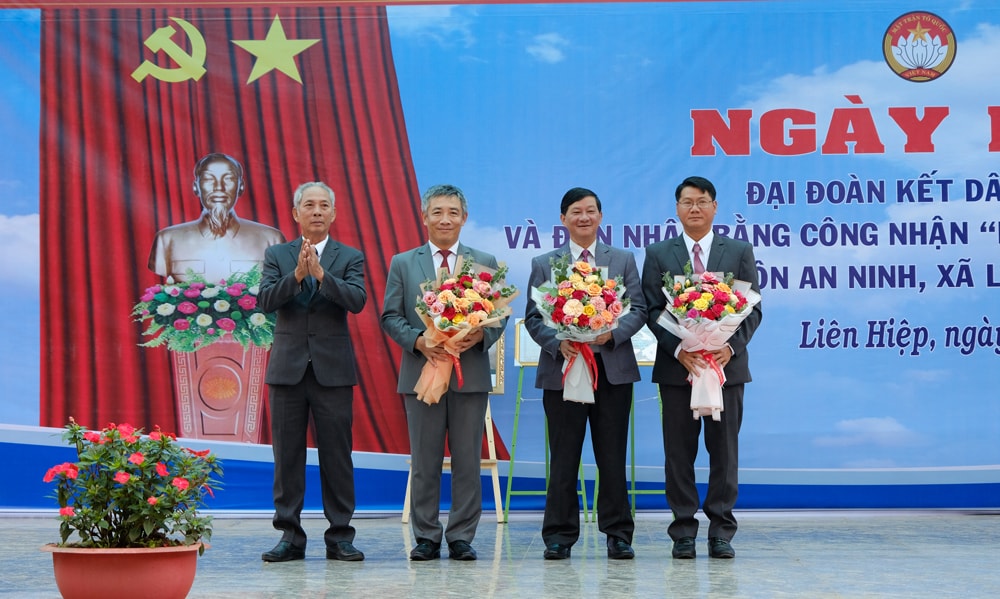 Đại diện thôn An Ninh tặng hoa các đồng chí lãnh đạo tỉnh, huyện về dự ngày hội