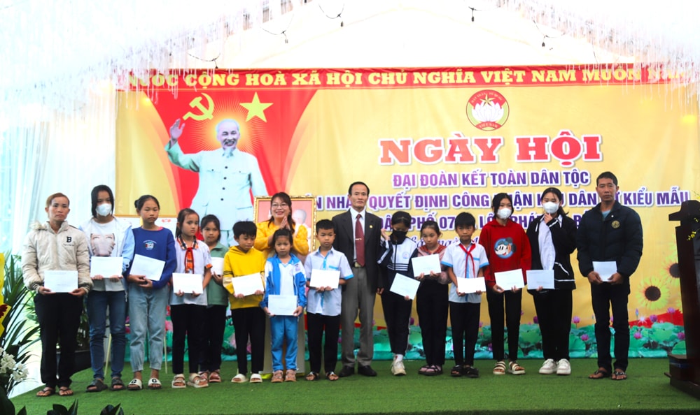 Trao học bổng cho học sinh vượt khó