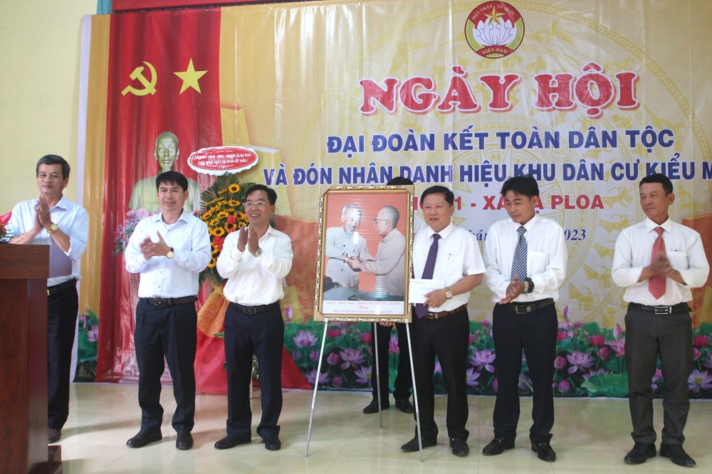 Lãnh đạo huyện Đạ Huoai tặng bức ảnh Bác Hồ và Bác Tôn cho cán bộ, Nhân dân Thôn 1