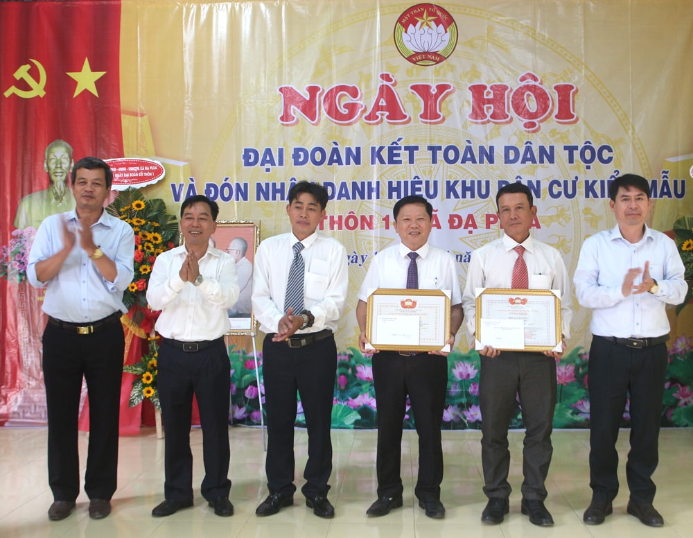 Cán bộ, đảng viên và toàn thể Nhân dân Thôn 1 vui mừng đón nhận danh hiệu Khu dân cư kiểu mẫu