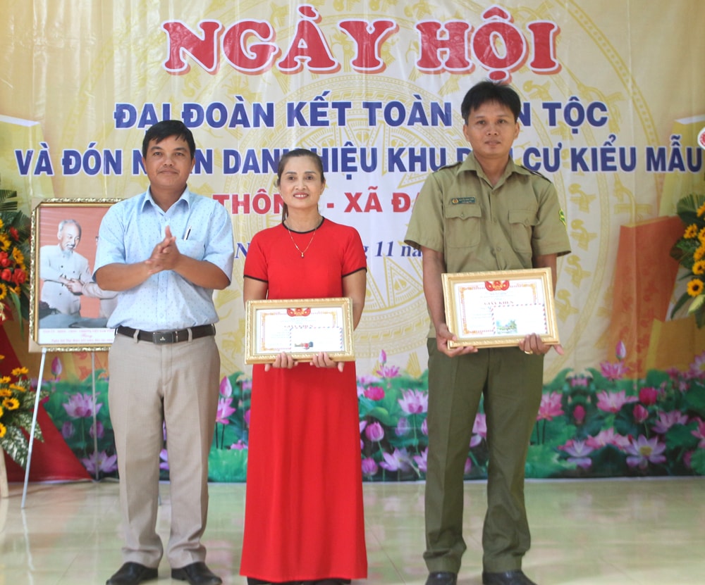 Tặng thưởng các cá nhân có thành tích xuất sắc trong Phong trào Toàn dân đoàn kết xây dựng Nông thôn mới, đô thị văn minh