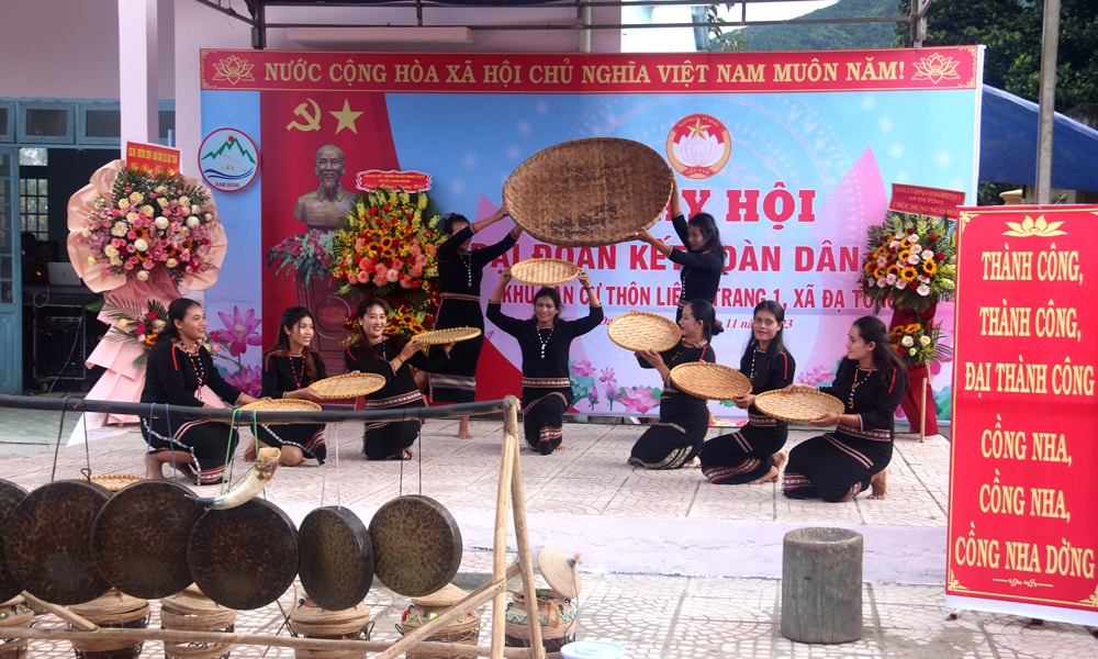 Nhân dân thôn Liêng Trang 1 biểu diễn văn nghệ tại Ngày hội