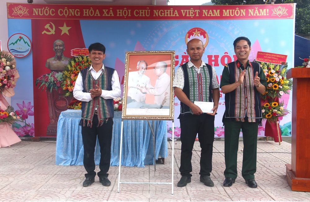 Đại tá Nguyễn Bình Sơn – Chỉ huy trưởng Bộ Chỉ huy Quân sự tỉnh tặng bức ảnh Bác Hồ và Bác Tôn cho cán bộ và nhân dân thôn Liêng Trang 1
