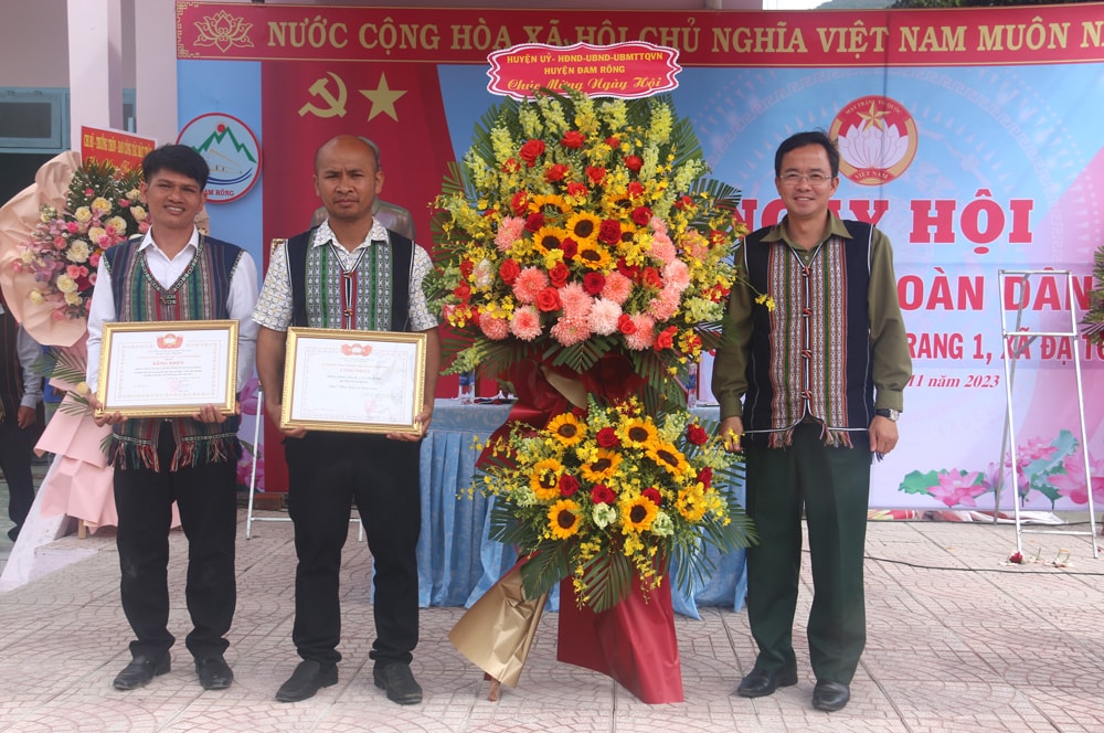 Đồng chí Nguyễn Văn Lộc – Bí thư Huyện ủy, Chủ tịch HĐND huyện trao Bằng chứng nhận Khu dân cư kiểu mẫu tiêu biểu, Bằng khen và tặng hoa chúc mừng