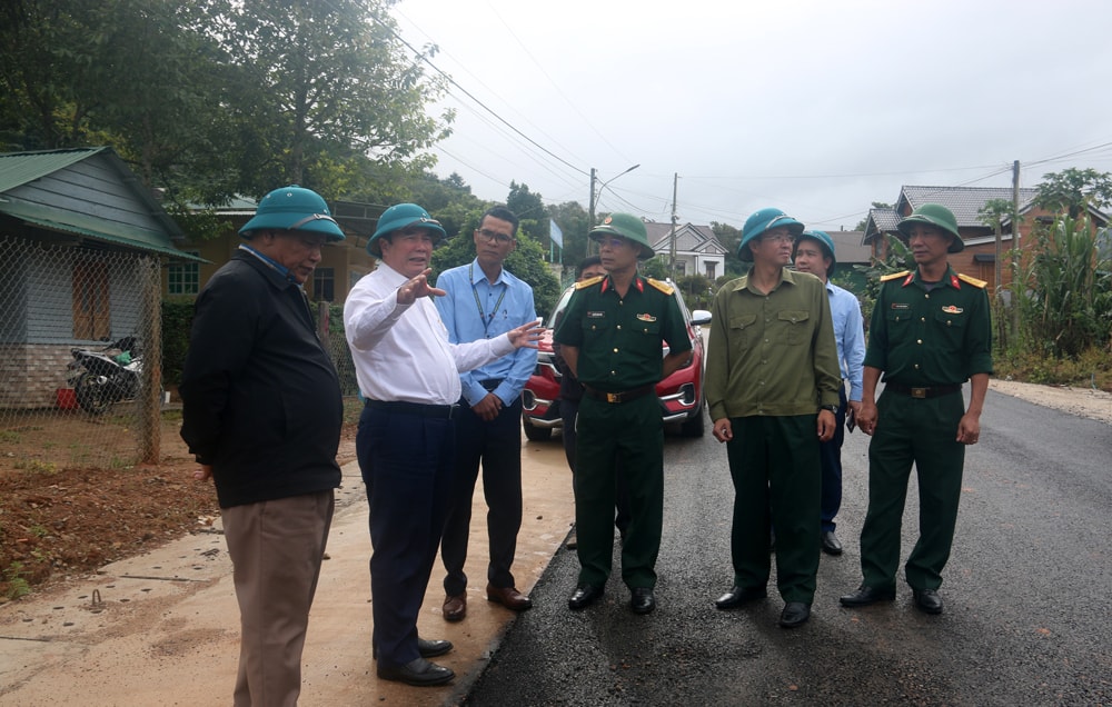 Đại tá Nguyễn Bình Sơn và đồng chí Phạm S đến kiểm tra tiến độ xây dựng đường DT722 đoạn qua xã Đạ Long