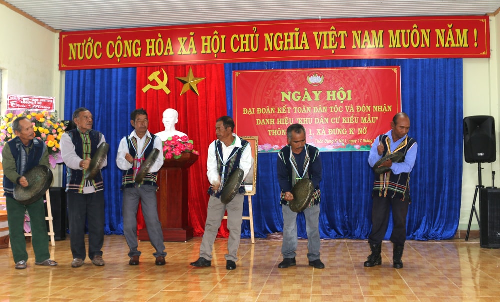 Các nghệ nhân cồng chiêng thôn K’Nớ 1 biểu diễn tại ngày hội