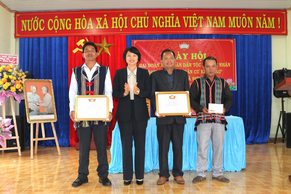 Đồng chí Phạm Thị Phúc - Ủy viên Ban Thường vụ, Trưởng Ban Dân vận Tỉnh ủy trao bằng khen và bằng công nhận khu dân cư kiểu mẫu cho thôn K’Nớ 1