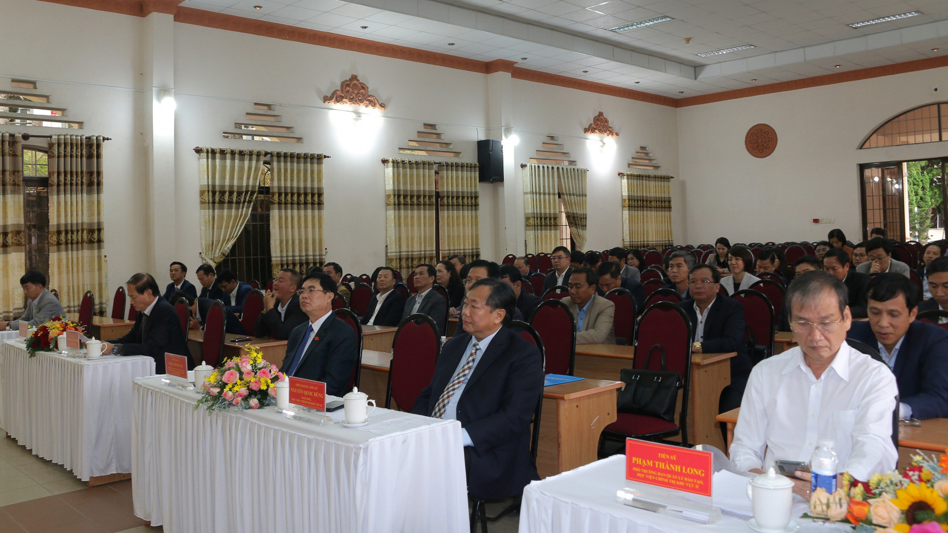Các đại biểu tham dự Lễ bế giảng
