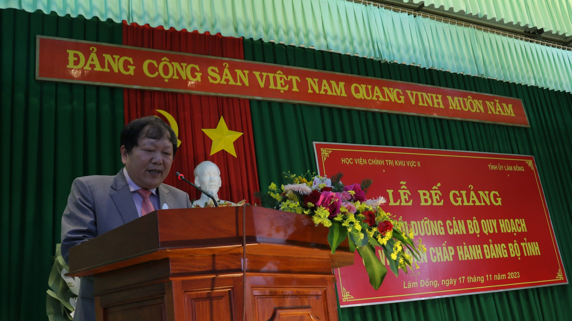 Đồng chí Nguyễn Vĩnh Phúc – Hiệu trưởng Trường Chính trị tỉnh, thành viên Ban Chỉ đạo lớp bồi dưỡng báo cáo kết quả triển khai thực hiện lớp học