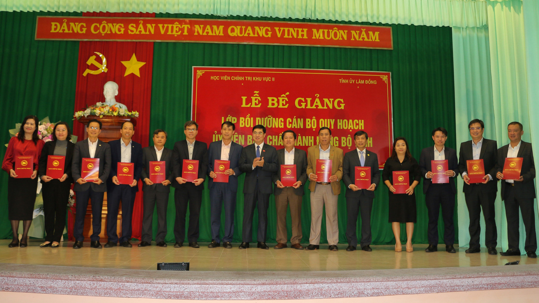 Đồng chí Trần Đình Văn - Phó Bí thư Thường trực Tỉnh ủy, Trưởng đoàn Đại biểu Quốc hội đơn vị tỉnh Lâm Đồng, Trưởng Ban Chỉ đạo lớp bồi dưỡng trao giấy chứng nhận cho các học viên