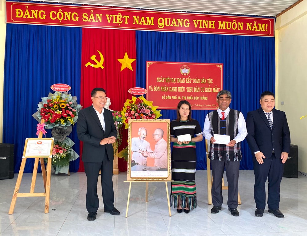 Đồng chí Tôn Thiện San - Giám đốc Sở Kế hoạch và Đầu tư tỉnh trao bức ảnh Bác Hồ - Bác Tôn cho cán bộ và Nhân dân Tổ dân phố 16