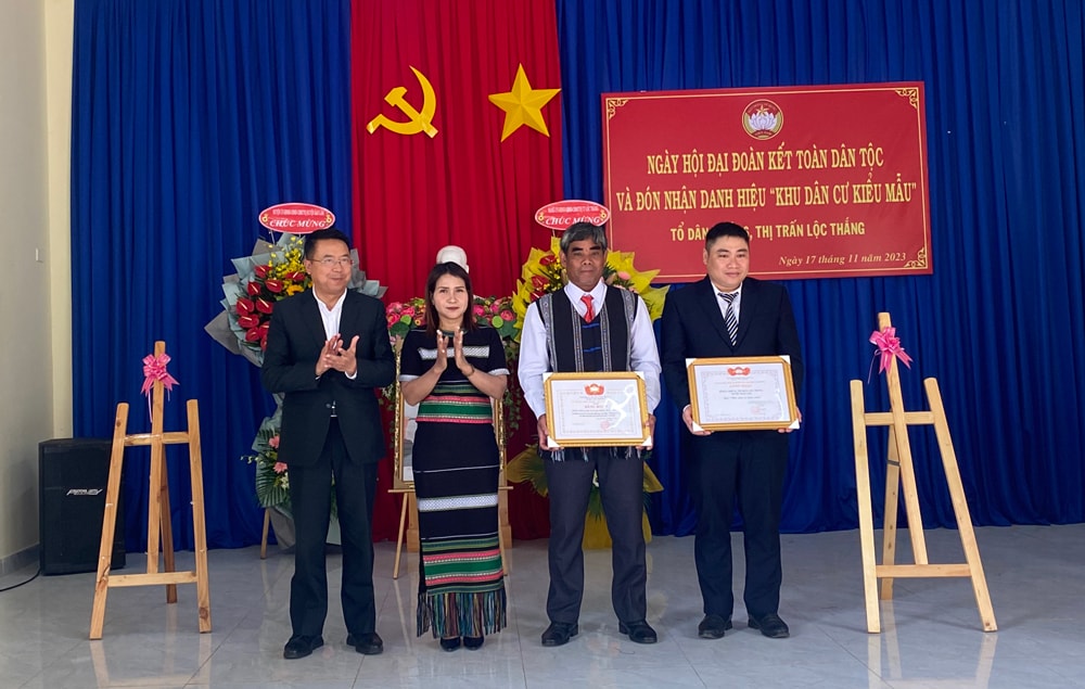 Giám đốc Sở Kế hoạch và Đầu tư tỉnh trao bằng công nhận Khu dân cư kiểu mẫu và bằng khen của Uỷ ban MTTQ Việt Nam tỉnh Lâm Đồng cho cán bộ và nhân dân Tổ dân phố 16