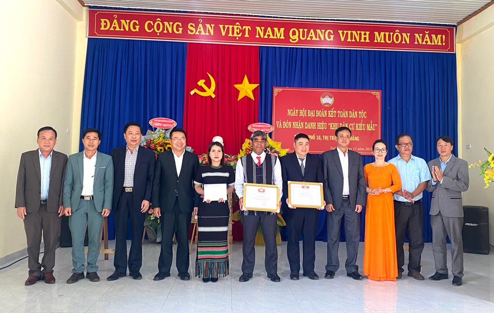 Các đại biểu chụp hình lưu niệm cùng cán bộ và Nhân dân Tổ dân phố 16