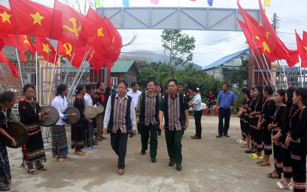 Bà con thôn Liêng Trang 1 chào đón các đồng chí lãnh đạo tỉnh và huyện