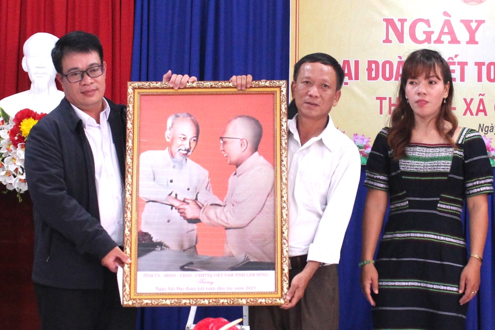 Đồng chí Nguyễn Ngọc Phúc trao tặng bức ảnh Bác Hồ và Bác Tôn cho Thôn 2