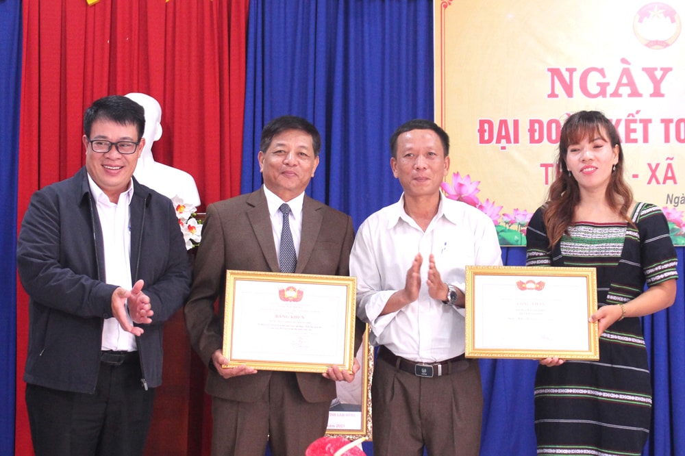 Phó Chủ tịch UBND tỉnh Nguyễn Ngọc Phúc trao Bằng công nhận Khu dân cư kiểu mẫu cho Thôn 2