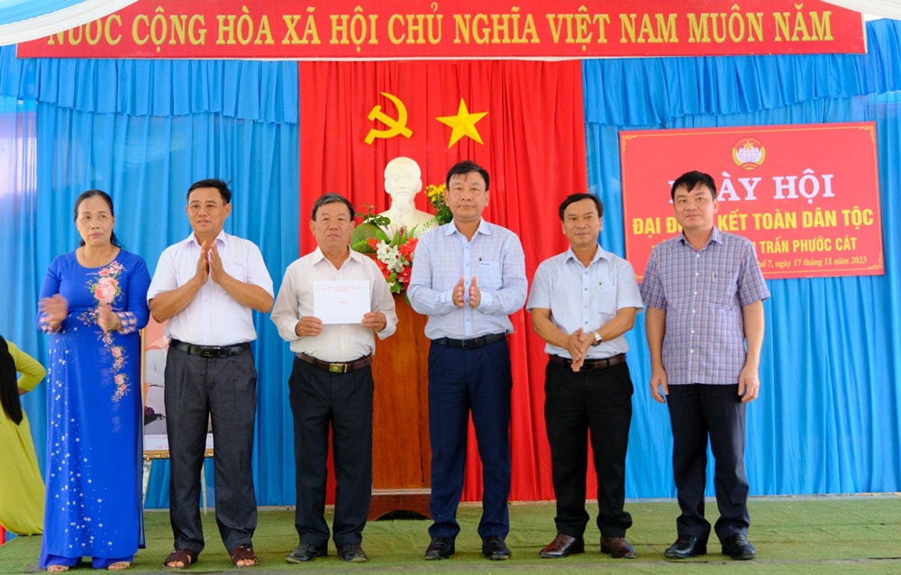 Trao phần quà trị giá 10 triệu đồng cho đại diện Tổ dân phố 7