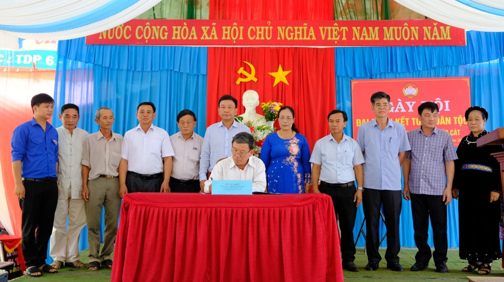 Các đại biểu chứng kiến ký kết giao ước thi đua