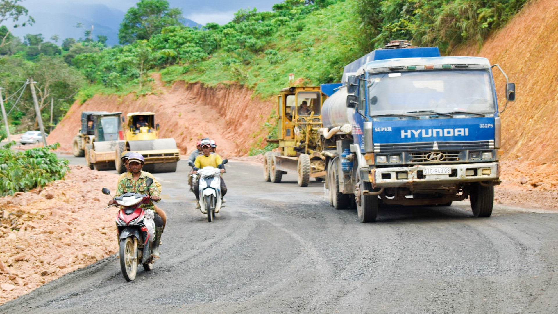 Nhiều công trình hạ tầng thiết yếu được xây dựng để thúc đẩy phát triển vùng đồng bào DTTS