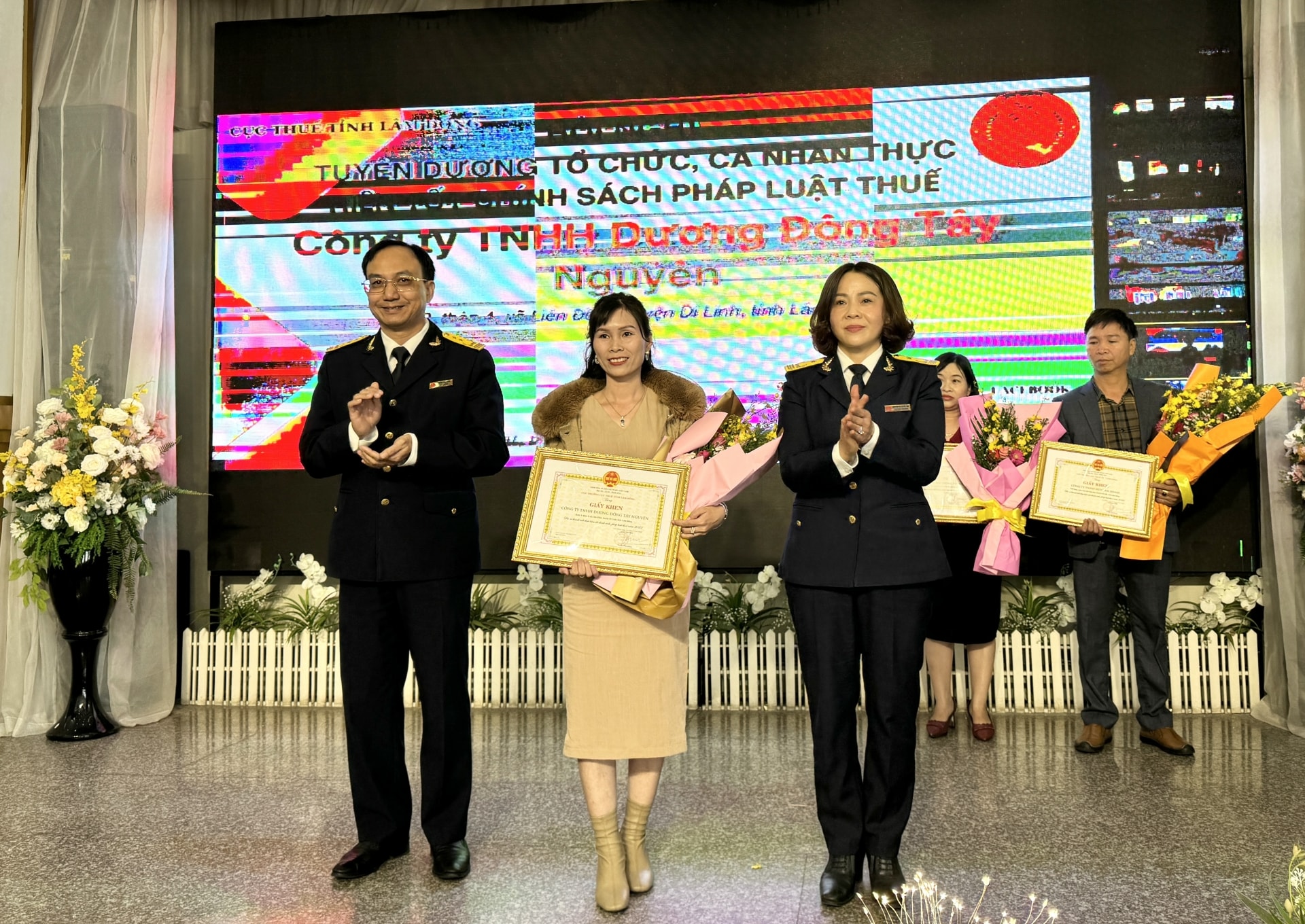 Ông Trần Phương- Cục trưởng Cục thuế tỉnh Lâm Đồng và bà Nguyễn Thị Tuyết Ánh- Cục phó Cục thuế tỉnh Lâm Đồng tuyên dương và trao bằng khen cho người nộp thuế tiêu biểu năm 2022