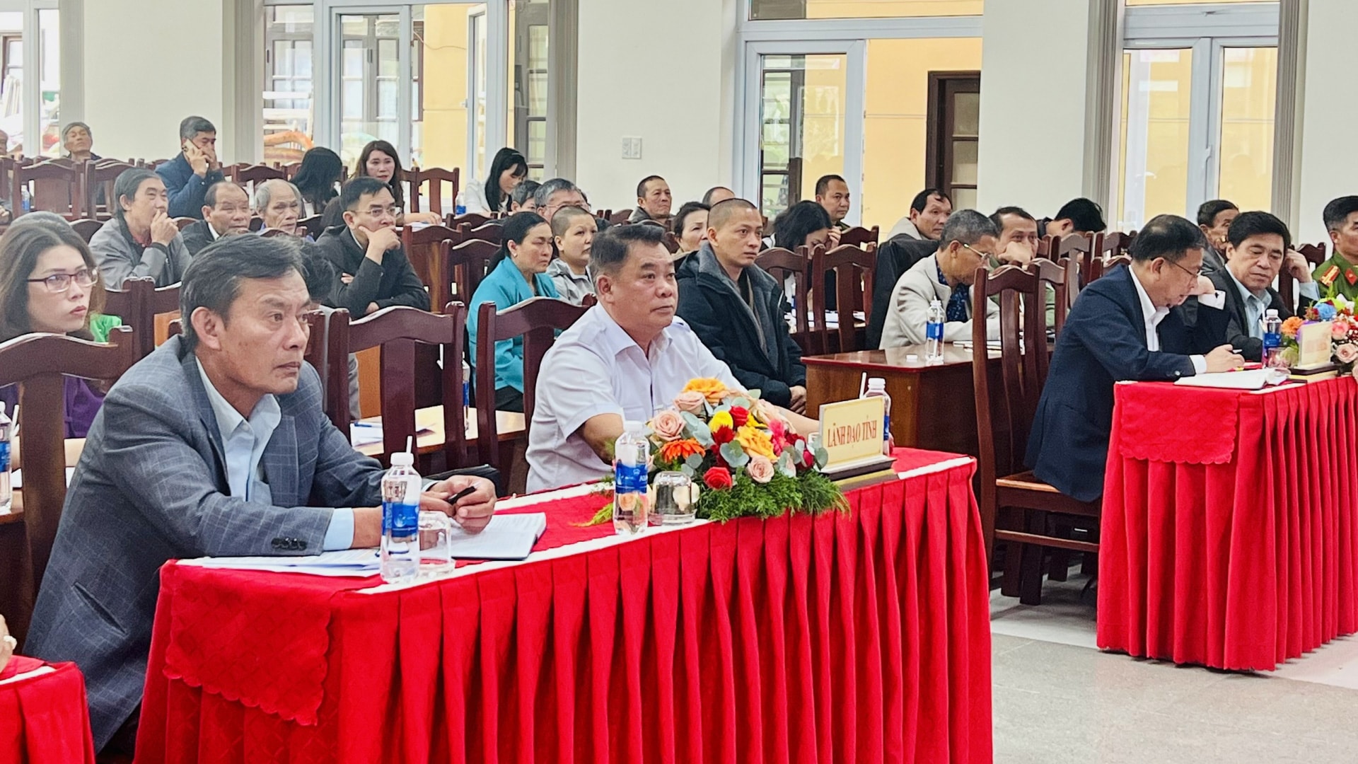 Đại biểu tham dự tiếp xúc cử tri