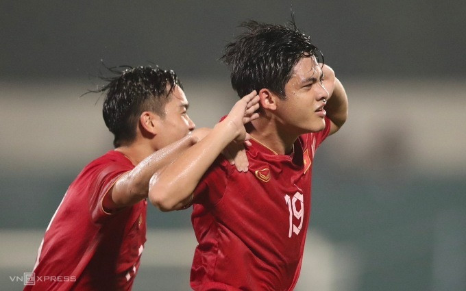 Nguyễn Hữu Nam (số 19) nâng tỷ số lên 2-1 cho Việt Nam trong trận hòa Singapore 2-2 ở vòng loại U23 châu Á ngày 12/9/2023. Ảnh: Lâm Thỏa