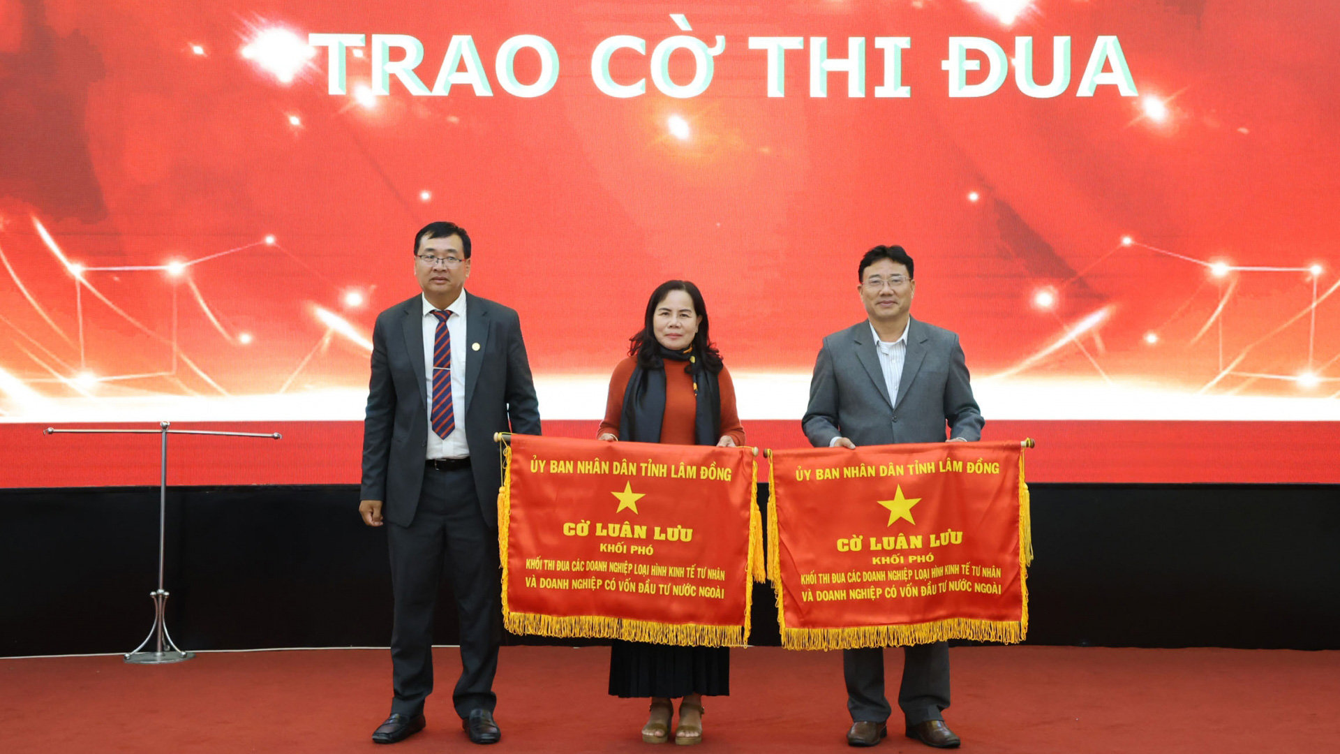 Công ty Cổ phần Viên Sơn tích cực tham gia các hoạt động của cộng đồng doanh nghiệp. Trong ảnh: Ông Nguyễn Duy Đa (bìa phải) – Giám đốc Công ty Cổ phần Viên Sơn, hiện là Phó Chủ tịch Hiệp hội Doanh nghiệp tỉnh Lâm Đồng
