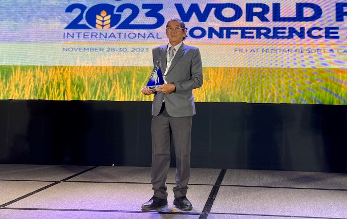 Ông Hồ Quang Cua nhận giải tại Philippines. Ảnh: NVCC