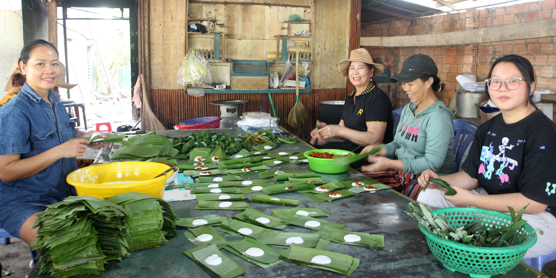 Người dân xã Đạ Lây tỉ mỉ làm nên những chiếc bánh lọc đậm đà hương vị xứ Huế