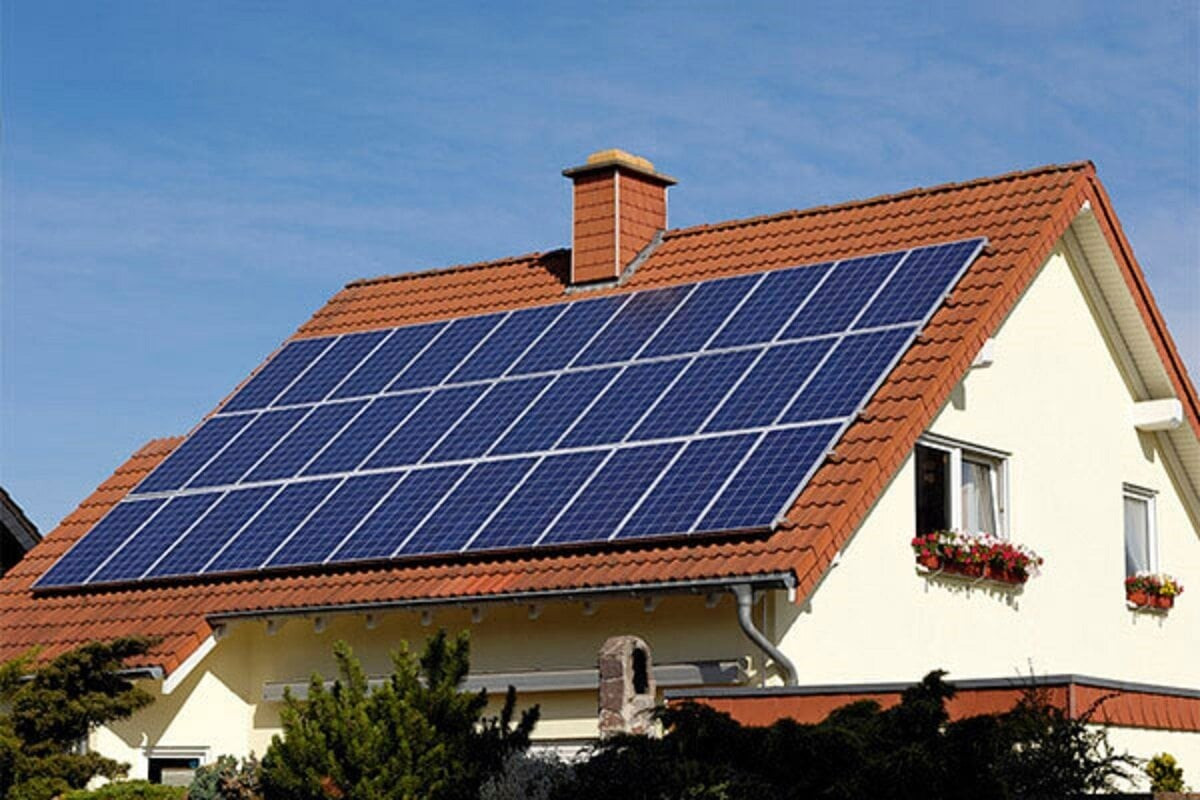 Bộ Công Thương đề xuất điện mặt trời mái nhà để tự sử dụng, không bán điện cho tổ chức, cá nhân, nếu phát lên lưới sẽ được ghi nhận sản lượng nhưng với giá 0 đồng. (Ảnh minh hoạ).