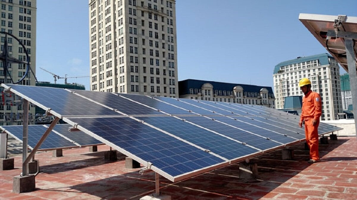 Bộ Công thương đề xuất cho phép điện mặt trời mái nhà đã lắp đặt tính đến nay hoặc trước khi ban hành nghị định này tiếp tục tồn tại. (Ảnh minh hoạ).