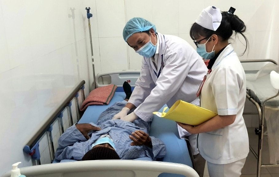 Bác sỹ thăm khám cho bệnh nhân ung thư tại Bệnh viện Đa khoa Lâm Đồng