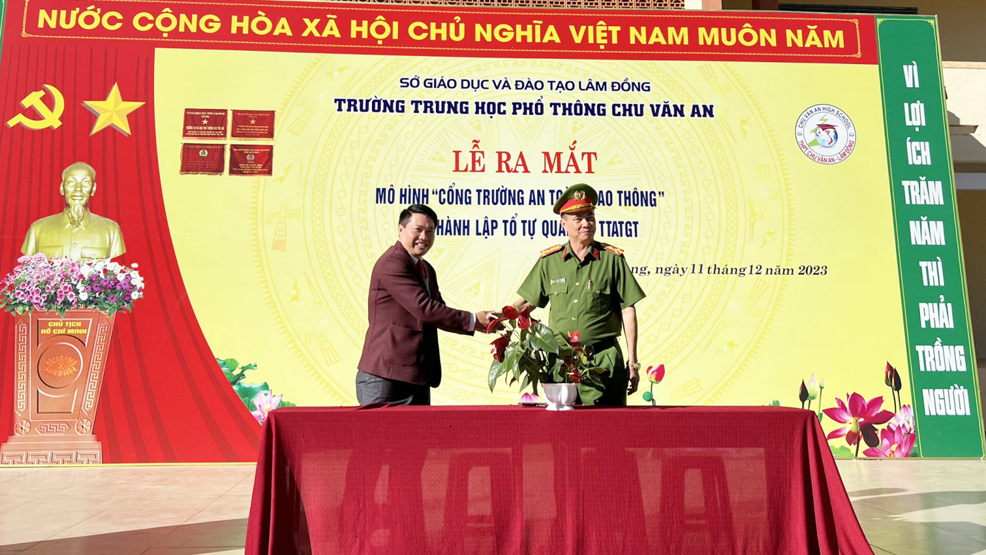 Lãnh đạo Công an huyện Đức Trọng và lãnh đạo Trường THPT Chu Văn An ký giao ước thực hiện Mô hình Cổng trường an toàn giao thông