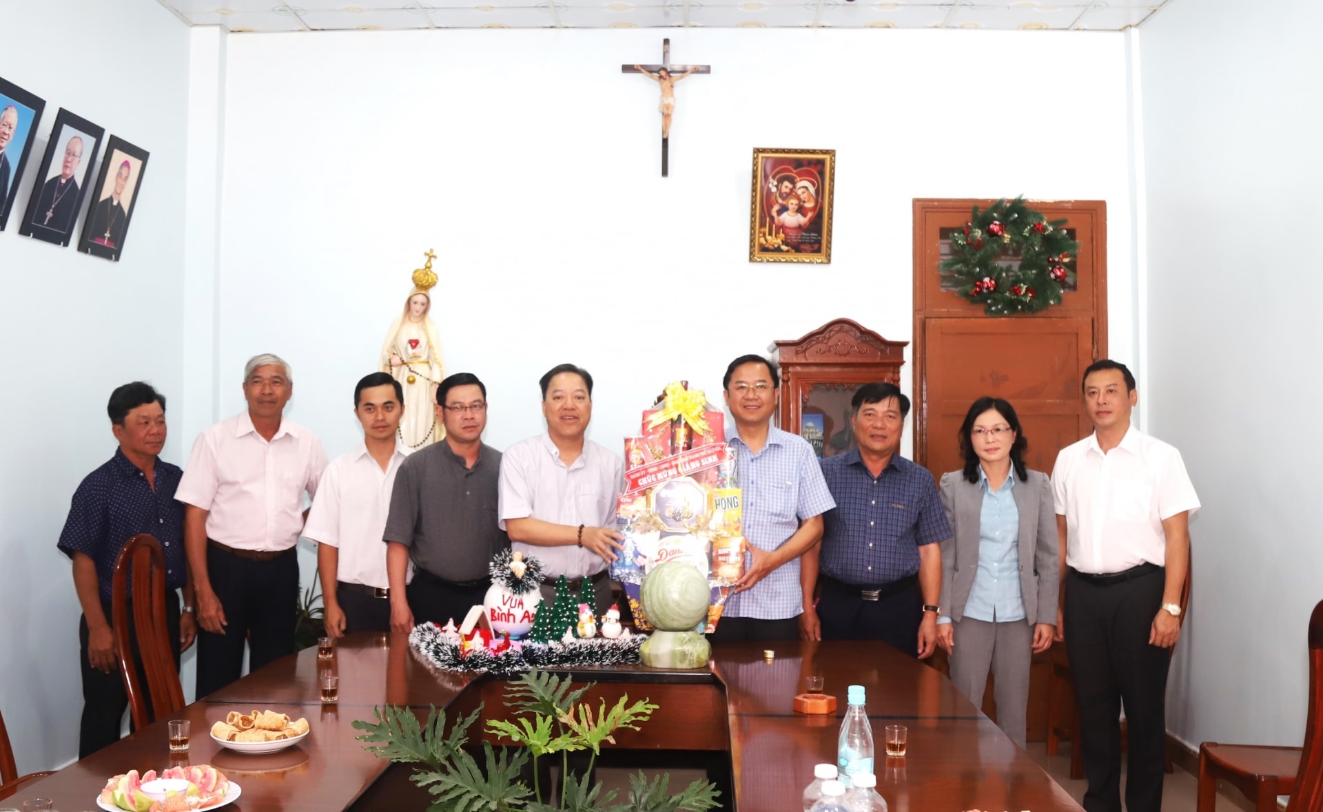 Bí thư Thành ủy Bảo Lộc Tôn Thiện Đồng tới thăm, tặng của chúc mừng Giáng sinh linh mục Phan Đào Thục - Phó trưởng Ban Đoàn kết Công giáo tỉnh Lâm Đồng, trưởng Ban Đoàn kết Công giáo TP Bảo Lộc, chánh xứ Giáo xứ Tân Bùi (xã Lộc Châu)