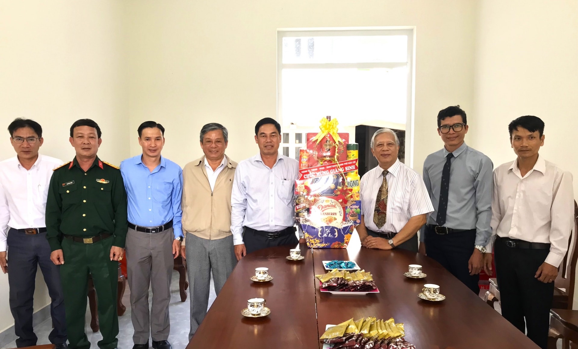 Đồng chí Nghiêm Xuân Đức - Phó Bí thư Thường trực Thành ủy, Chủ tịch HĐND TP Bảo Lộc đến thăm, tặng quà chúc mừng Giáng sinh tới các vị linh mục, mục sư tại các giáo xứ và chi hội Tin lành