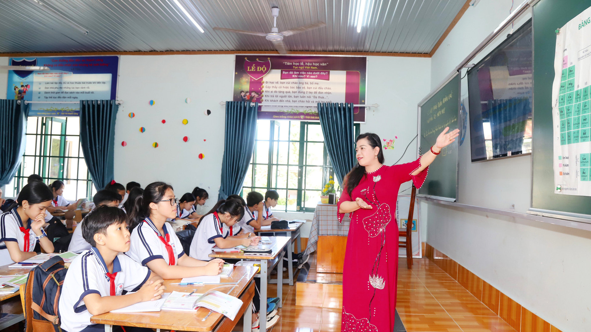 Cô giáo Thu Huyền say mê truyền cảm hứng học môn Hóa học cho học sinh